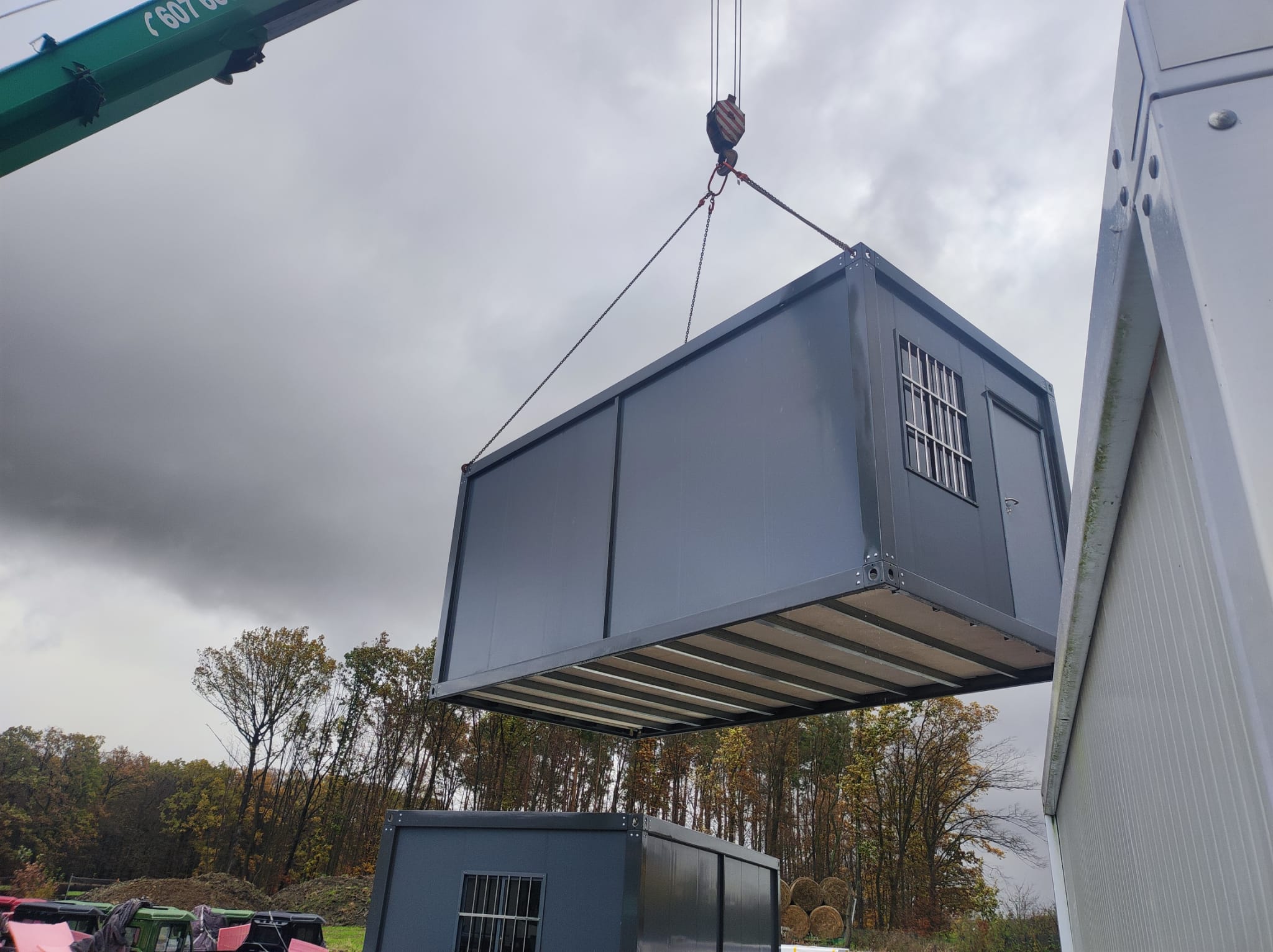 Stavební buňka 6x3 m s tepelnou izolací a elektroinstalací  Antracitová