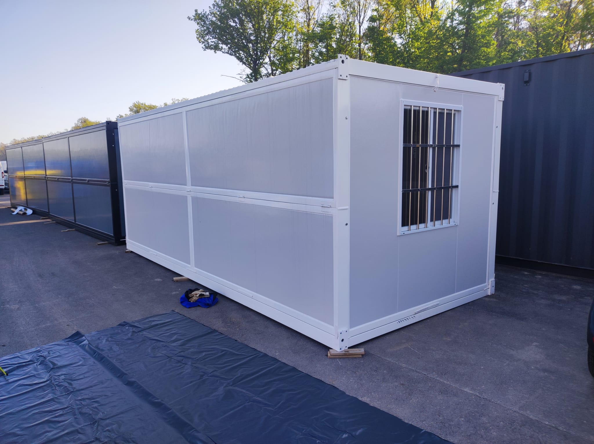 Stavební kontejner 6x2,5 m – elektroinstalace, okna, dveře, mříže  Bílá